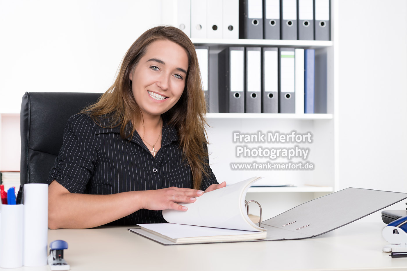 Geschäftsfrau sitzt am Schreibtisch