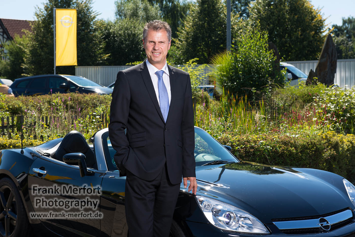 Geschäftsmann steht vor einem Auto