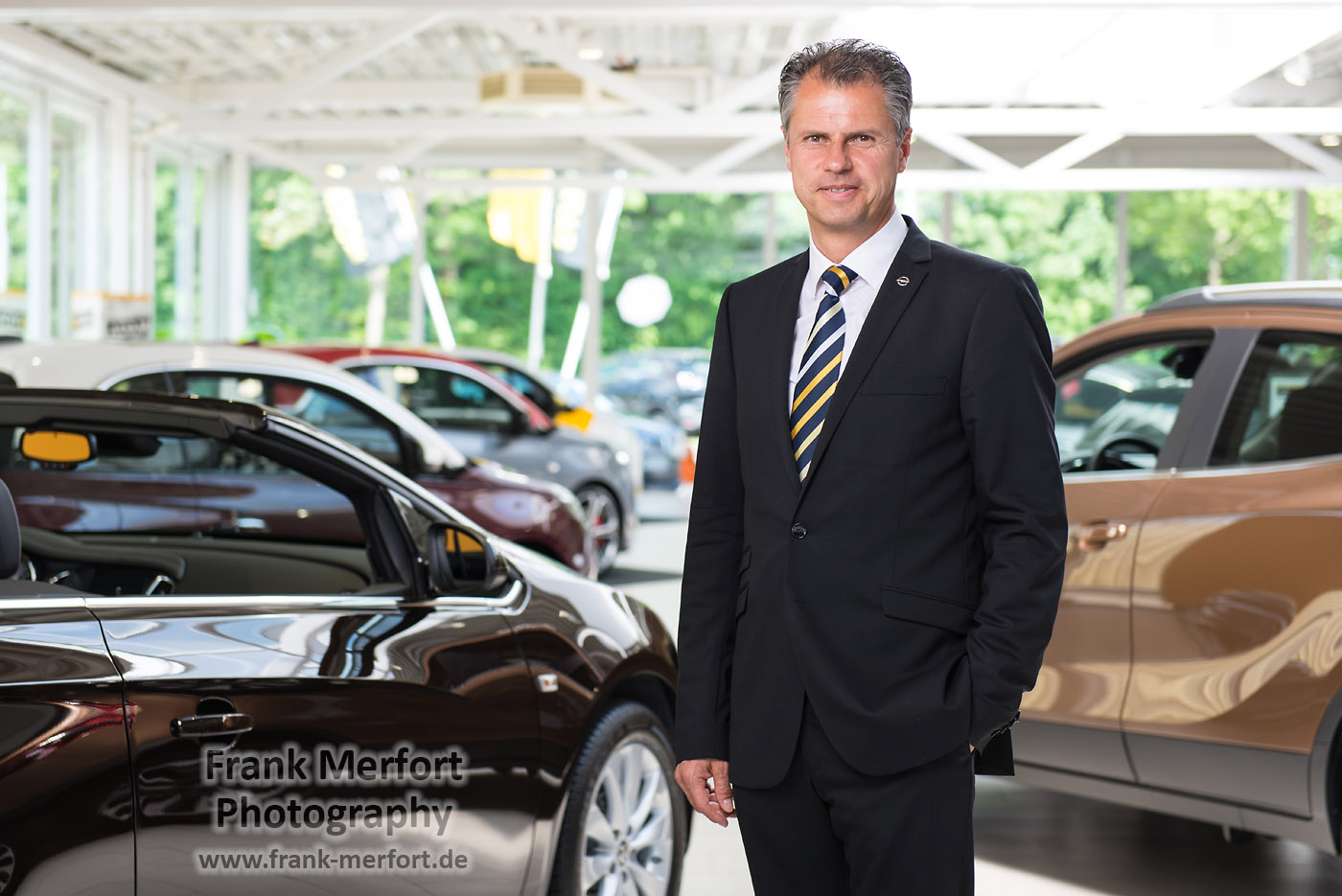 Geschäftsmann in einem Autohaus