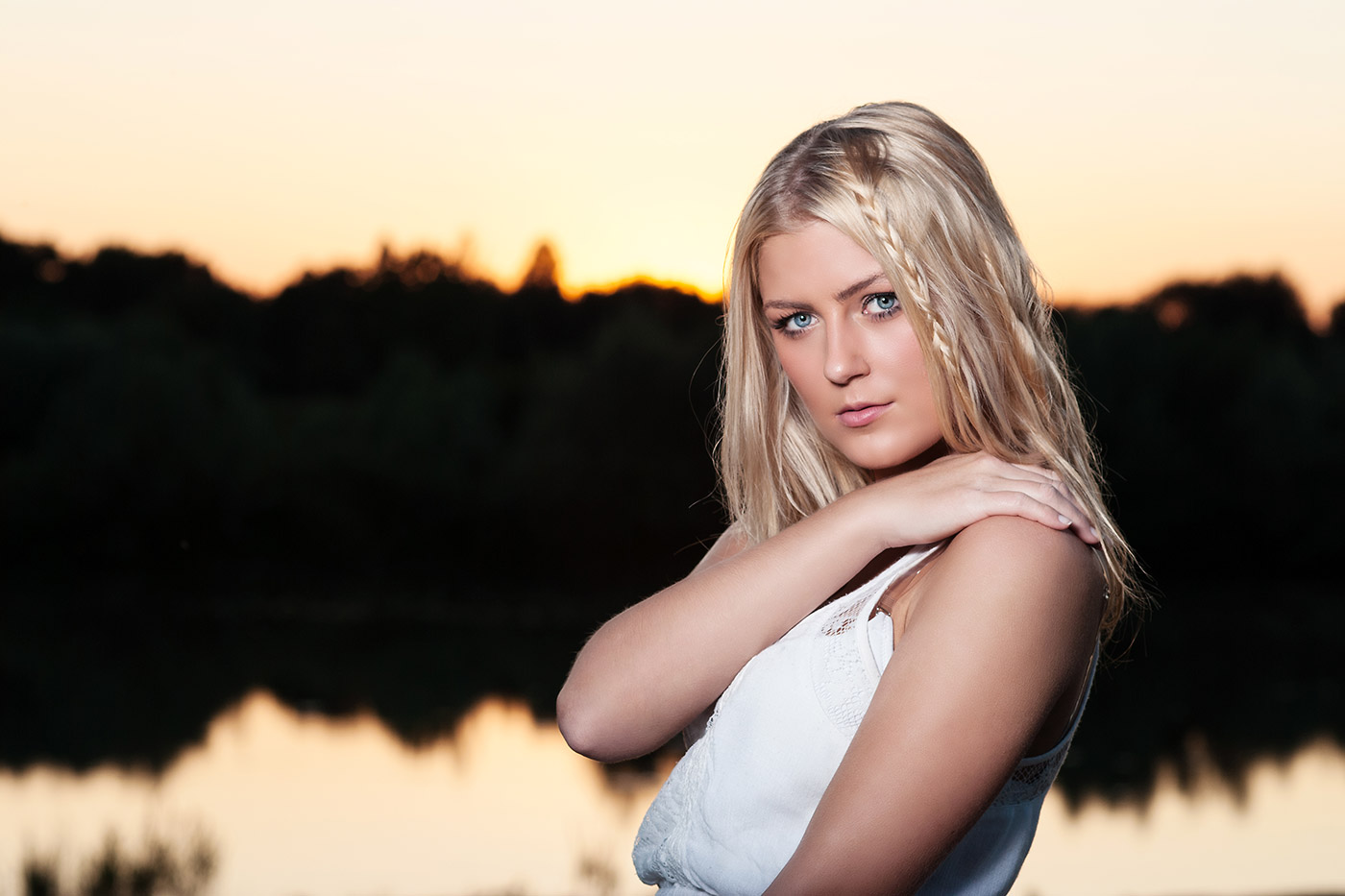Foto von einer wunderschönen, jungen Frau beim Sonnenuntergang