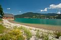 Tegernsee bei Bad Wiessee mit Blick auf den Ort Tegernsee