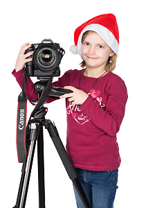 Studio Foto von einem Mädchen mit Kamera