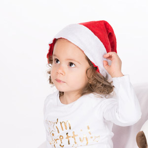 Junges Mädchen mit Weihnachtsmütze